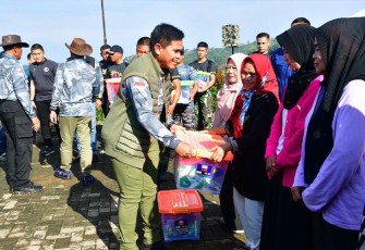 Kasal Laksamana TNI Dr. Muhammad Ali saat memberikan sambutannya pada penyelenggaraan Bakti Sosial yang bertajuk “Bakti Sosial Fun Offroad TNI 2023” di Sagoro Hills, Megamendung, Bogor, Jawa Barat, Minggu (07/01). 