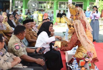Bunda Tagana Kepri Hj. Dewi Kumalasari Ansar saat berKunjung ke SMK Negri 1 Bintan, Selasa (6/2). 