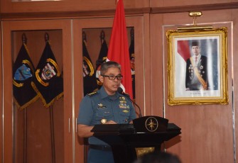 Asisten Operasi Pangkolinlamil Kolonel Laut (P) Ronald Makana David Rarun, M.Tr.Opsla saat membuka kegiatan di Gedung Natuna, Mako Kolinlamil, Tanjung Priok, Jakarta Utara (22/1).