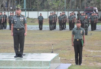 Kapenrem 121/Abw Kapten Inf Asswani Kunto saat Pimpin Upacara Pengibaran Bendera