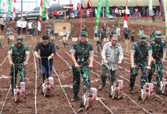 Pangkostrad saat Dampingi Kasad Tinjau Lokasi Ketahanan Pangan Kostrad