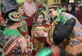 Mendes PDTT Abdul Halim Iskandar saat menghadiri Festival Budaya Desa di Desa Kedungbetik, Kecamatan Kesamben, Jombang, Jawa Timur, Minggu (21/1/2024).