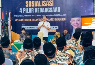 Bamsoet dalam Sosialisasi Empat Pilar MPR RI saat kunjungannya ke Dapil-7 Jawa Tengah hari ke-2 di Pondok Pesantren Al Kahfi Somalangu Kebumen Jawa Tengah, Jumat (19/1/24).