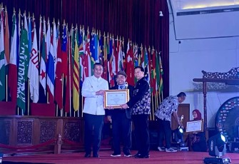 Kepala Diskominfo Kota Depok Manto (kanan) saat menerima penghargaan Badan Publik Kategori Pemerintah Kabupaten/Kota Informatif dalam Ajang Anugerah Keterbukaan Informasi Publik Tingkat Jawa Barat (Jabar) Tahun 2024 yang diserahkan oleh Pj Gubernur Jabar, Bey Machmudin (kiri) di Gedung Merdeka, Bandung, Kamis (14/11/24).