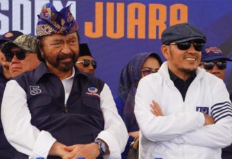 Ketua DPP Partai NasDem Willy Aditya bersama Surya Paloh di sela kampanye akbar Partai NasDem di Kalimantan Selatan.