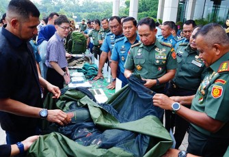 Panglima TNI Jenderal TNI Agus Subiyanto saat Mengecek Perlengkapan Operasi Dalam Negeri 2024 di Plaza Mabes TNI, Kamis (11/1/2024).