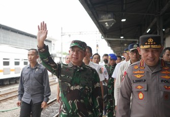 Panglima TNI saat Tinjau Puncak Arus Mudik di Stasiun Pasar Senen