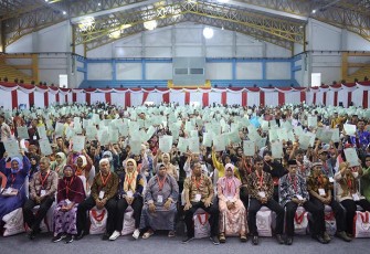 Masyarakat Kabupaten Bandung Terima Sertipikat Tanah dari Presiden RI