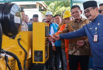 Gubernur Kepulauan Riau H. Ansar Ahmad meresmikan penyalaan 24 jam Sistem Kelistrikan PT. PLN (Persero) Sub ULP Karas, Kelurahan Karas, Kecamatan Galang, Kota Batam, Rabu (3/4).