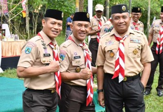 Danrem 081/DSJ Kolonel Inf H. Sugiyono saat mengikuti pembukaan Persami Pramuka Saka Wira Kartika di Buper Coban Talun, Bumiaji, Kota Batu, Sabtu (3/2/2024).