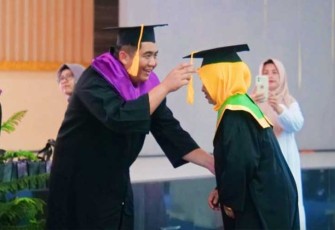 Bupati Bintan Roby Kurniawan saat mewisuda Atok dan Nenek dari Sekolah Lansia Berkah Bahagia , Senin (12/02) di Aula Bandar Seri Bentan.