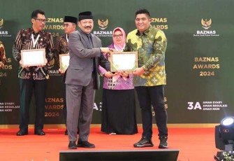 Bupati Bintan Roby saat menerima piagam penghargaan BAZNAS Awards 2024 kategori Kepala Daerah Pendukung Pengelolaan Zakat Terbaik.