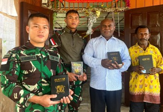Satgas Yonif 310/KK Berikan Alkitab dan Salib Kepada Dua Gereja di Pegunungan Bintang