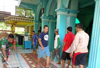 Koramil 0806/02 Pogalan dan Warga Padukan Tenaga untuk Kebersihan Masjid