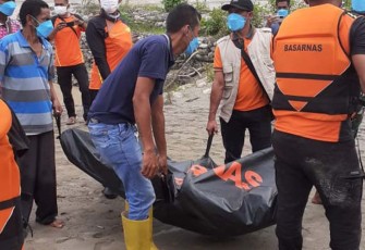 Proses pencarian dan evakuasi korban yg terseret arus banjir oleh Tim SAR gabungan di Kabupaten Belu, Nusa Tenggara Timur (7/3) 