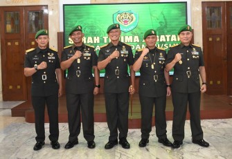 Foto Bersama usai acara Tradisi dan Serah Terima Jabatan (Sertijab) Kasdam dan Irdam III/Siliwangi di Makodam III/Slw, Jalan Aceh No. 69 Kota Bandung Jawa Barat, Kamis (11/01/2024).