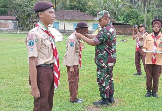 Babinsa Kebonagung saat Pimpin Acara Penerimaan Anggota Saka Wira Kartika Baru
