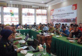 Danrem 032/ Wirabraja Brigjen TNI Rayen Obersyl saat diskusi terbuka menyigi kesiapan Sumbar menghadapi Erupsi Gunung Marapi yang dilaksanakan di gedung PMI Sumbar. 