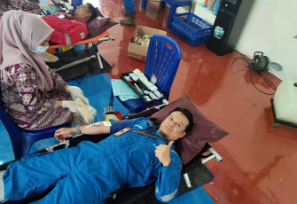 Pekerja Medco E&P saat Lakukan Donor Darah