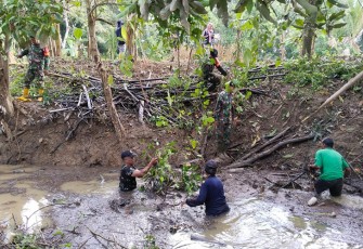 Koramil 06/Barabai Gotong Royong Normalisasi Sungai 