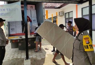 Polwan Polda Banten Amankan Pendistribusian Logistik Pemilu 2024