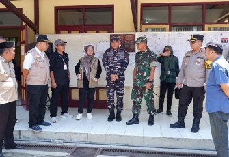 Dandim Pacitan Bersama Forkopimda saat Tinjau Proses Pemungutan Suara di Beberapa TPS
