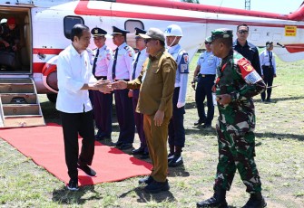 Wali Kota Bitung, Maurits Mantiri saat menyambut kedatangan Presiden Jokowi yang baru saja turun dr Helikopter