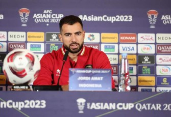 Jordi Amat pemain belakang timnas Indonesia saat konferensi pers jelang pertandingan melawan Vietnam lanjutan penyisihan grup D Piala Asia 2023 di Doha, Qatar, Kamis (18/1)