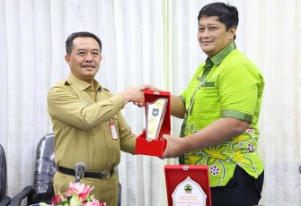 Kepala BSKDN Kemendagri Yusharto Huntoyungo saat penyerahan cindera mata
