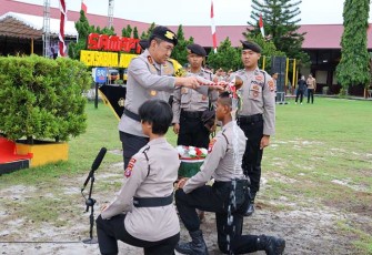Kapolda Kalteng, Irjen Pol Drs. Djoko Poerwanto saat kegiatan pembinaan tradisi dan pembaretan personel Ditsamapta angkatan 50 Polisi laki-laki (Polki) dan 54 Polisi wanita (Polwan) di Lapangan Ditsamapta, Jl. Tjilik Riwut Km.6, Kota Palangka Raya, Senin (5/2/2024) pagi.