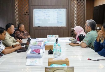 Wamen PKP Fahri Hamzah saat memimpin rapat dengan Dirjen Perumahan Perkotaan Kementerian PKP Sri Haryati di Jakarta 