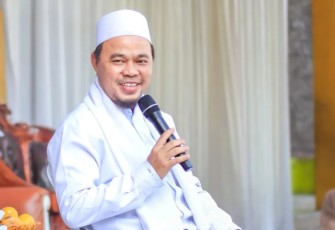 Pengasuh Pondok Pesantren Miftakhul Khair Curug, Tangerang, Banten, KH Hafidz Gunawan 