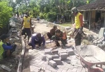 Karya Bakti TNI, Wujud Gotong Royong Babinsa Pitu Bersama Masyarakat Dalam Membangun Desa