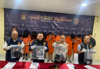 Konferensi pers, Ditreskrimum Polda Sumsel menunjukan tersangka dan barang bukti kepada awak media.