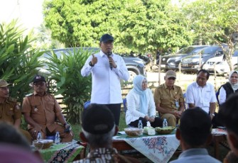 Wamentan Sudaryono saat berdialog dengan petani di Kabupaten Ogan Ilir, Senin (13/1)