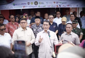 Mentan RI Andi Amran Sulaiman memberikan keterangan pers usai pantau operasi pasar di Kantor Pos Kota Magelang, Selasa (25/2)
