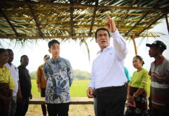 Mentan RI Andi Amran Sulaiman memaparkan kondisi pertanian di Desa Kolisia, Kabupaten Sikka, NTT, Selasa (6/5)