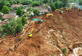 Sebanyak 22 alat berat dikerahkan untuk membantu pelaksanaan operasi pencarian dan pertolongan korban longsor di Desa Cibeunying, Kecamatan Majenang, Kabupaten Cilacap pada Minggu (16/11).