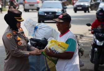 Polisi Wanita (Polwan) Polres Kendal saat kembali menggelar aksi sosial bertajuk “Polwan Polres Kendal Peduli dan Berbagi.”