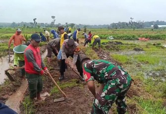 Babinsa 0805/08 Jogorogo Bersama Warga Karya Bakti Pembuatan Saluran Irigasi