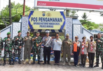 Dandim 1710/Mimika saat Pantau dan Cek Posko Terpadu Kodim 1710/Mimika Bersama Polri dan Instansi Terkait Lainnya