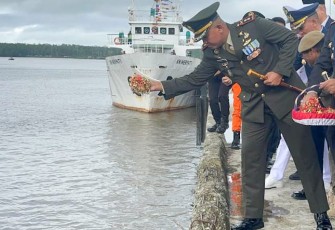 Dandim 1710/Mimika saat Ikuti Upacara Tabur Bunga di Pelabuhan Poumako Dalam Rangka Memperingati HUT Ke-80 Kemerdekaan RI