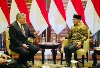 Menlu Sugiono bersama Deputi Menlu Rusia Andrey Rudenko di Jakarta, Senin (17/2)