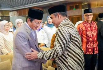 Menag Nasaruddin Umar saat berjabatan tangan dengan Ketua MPR RI Ahmad Muzani di Munas ke-VII Ikatan Alumni PMII 2025, Jakarta, Jum'at (21/2)