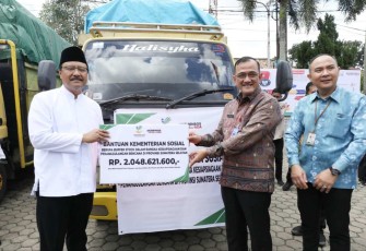 Mensos Saifullah Yusuf menyerahkan bantuan siaga bencana di Palembang, Kamis (27/2)