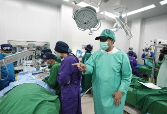 Mensos Saifullah Yusuf meninjau langsung pelaksanaan operasi katarak gratis di Bandung, Jum'at (7/3)