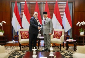 Dubes Chile Mario Ignacio Artaza saat kunjungan kehormatan dengan Menlu Sugiono di Jakarta, Rabu (12/3)