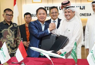Dirjen PHU Hilman Latief dan General Manager Saudi Arabian Airlines Mr. Amer G Alghamdy di Kantor Urusan Haji Jeddah, Minggu (16/3/2025)