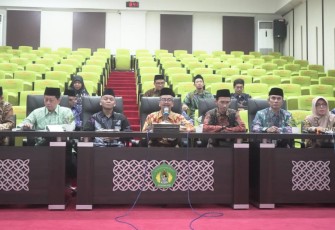 Kepala MAN 2 Kota Malang Samsudin beserta jajarannya dalam temu peserta didik baru secara daring, Sabtu (22/3)