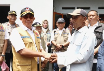 Kepala Badan Nasional Penanggulangan Bencana (BNPB) Letjen TNI Dr. Suharyanto, S.Sos., M.M., melakukan peninjauan pembangunan hunian tetap (huntap) di Desa Wanajaya, Kecamatan Cisolok, Kabupaten Sukabumi, Jawa Barat, pada Rabu (8/1)